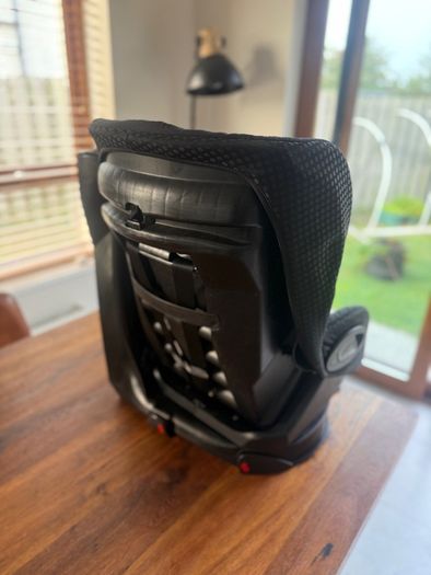 Maxi Cosi car seat 9-18kg (covers washed) x2