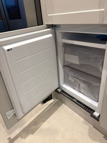 Midea MDRE379FGE01D integrated fridge freezer