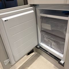 Midea MDRE379FGE01D integrated fridge freezer