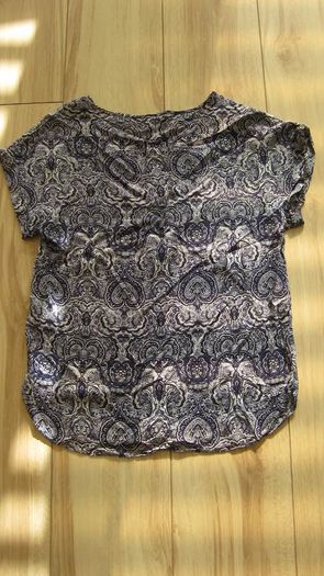 Ladies navy and white paisley style lightweight blouse size 8 /small