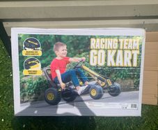 Kid racing team go kart