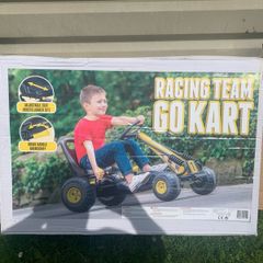 Kid racing team go kart