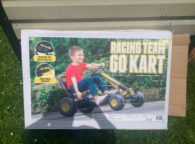 Kid racing team go kart