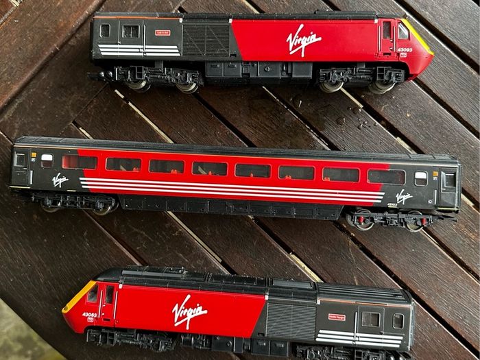 hornby train This is a Hornby OO gauge model of a British Rail Class 43 InterCity 125 High Speed Train (HST) power car in Virgin Trains livery. It also includes a coach and a dummy engine. Price is for all 3
