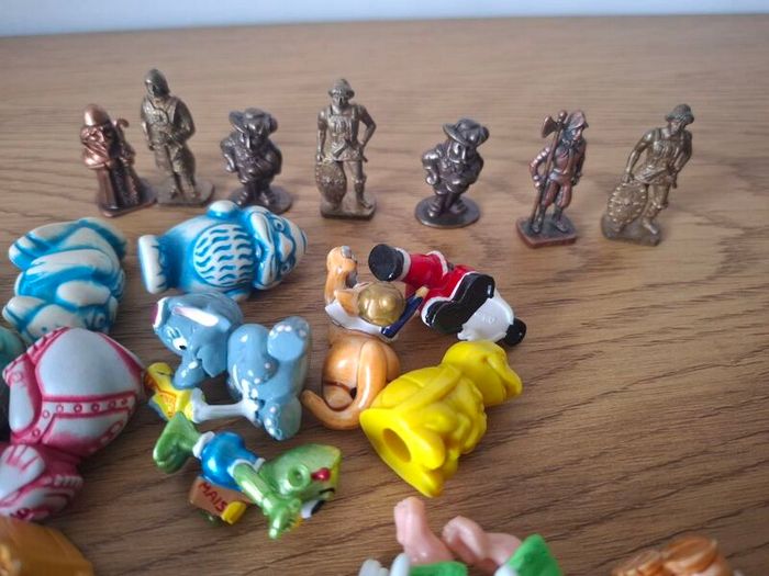 Old Kinders toys   lot