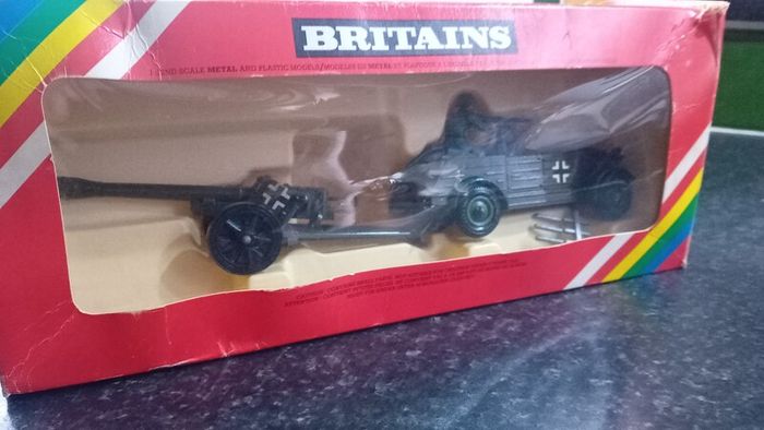 Britain's Kubelwagen and pak gun,Mib