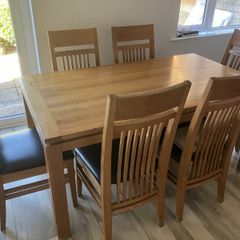 Kitchen table / chairs and dresser