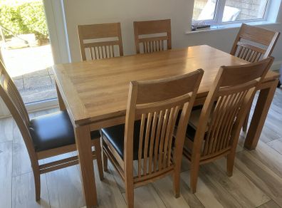 Kitchen table / chairs and dresser