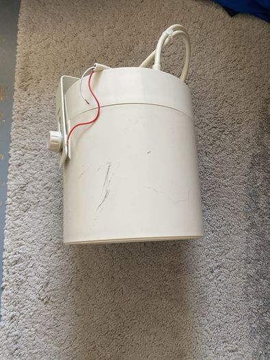 Splash waterproof wide range music horn
