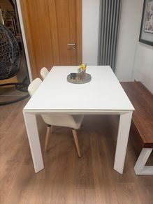 White extendable dining table