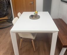 White extendable dining table