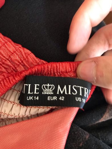 Little mistress : London red dress