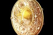 Large Antique Victorian 15ct Gold Engraved Locket