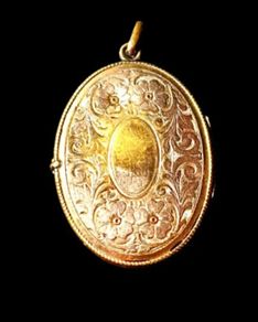 Large Antique Victorian 15ct Gold Engraved Locket