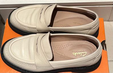 Clarks flat shoes women