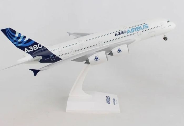 NEW BOXED LARGE Airbus A380 Scale Model Aircraft