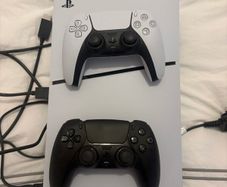 PlayStation 5 (slim) 2x controllers-top condition
