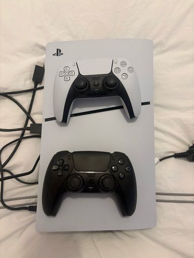 PlayStation 5 (slim) 2x controllers-top condition