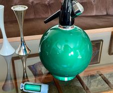 Vintage Globemaster Kelly Green Round Seltzer Bottle Barware Made in England