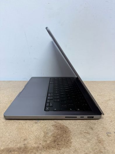 Macbook Pro A2442 (2021) CPU- 10 Cores M1 Max GPU- 32 Cores M1 Max 32GB RAM 500GB SSD 14" 3024x1964 Built-in Liquid Retina XDR