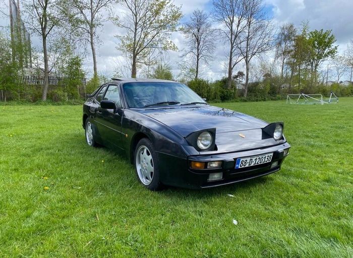 Porsche 944S