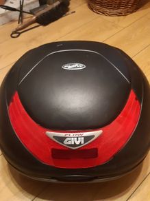 Givi 35 Litre Givi Flow top box and universal mounting plate with 2 keys