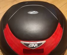 Givi 35 Litre Givi Flow top box and universal mounting plate with 2 keys