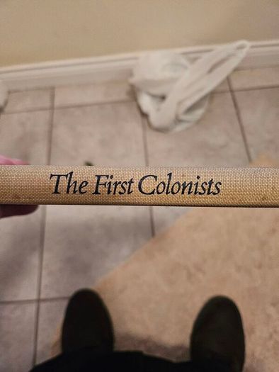 The First Colonists. Hakluyt's Voyage To North America. Introduction By A.l.rowse. All 16 Watercolours By John White. First Edition Second Print Large Volume Hardback In Good Condition   See Photos For Same.
