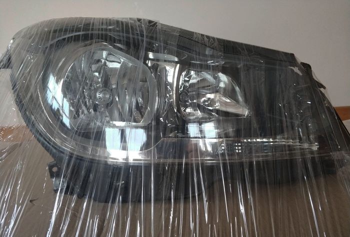 Genuine RH side headlight car parts for Mercedes  W204  -  2048209859. Brand New