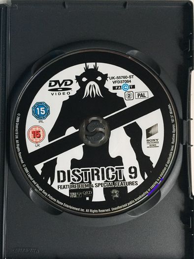 District 9 [2009] Sharlto Copley, Jason Cope & David James [Movie DVD]