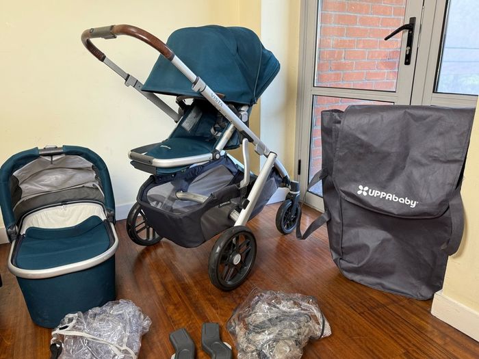 Uppababy Vista V2 Finn colour pram travel system