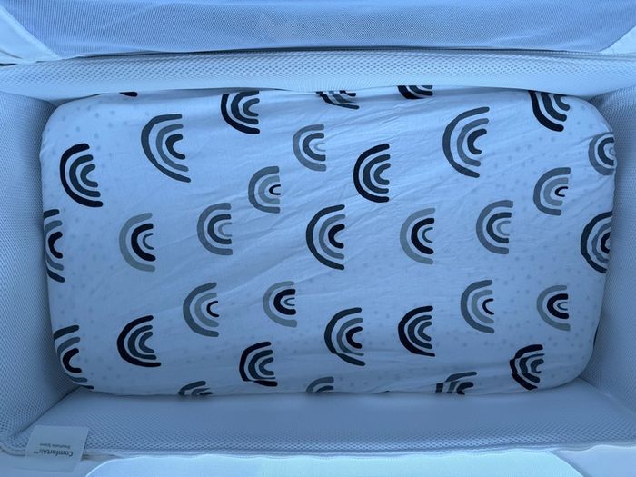 Snuz Pod 4 with mattress, protector, fitted sheets and more