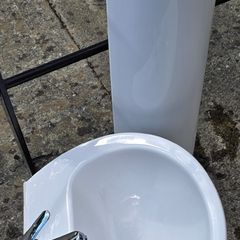 Bathroom Sink, Full Pedestal, Single Mixer Tap