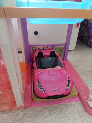 barbie house + dolls + accessories