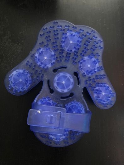 Palm-shaped manual massage glove with roller balls