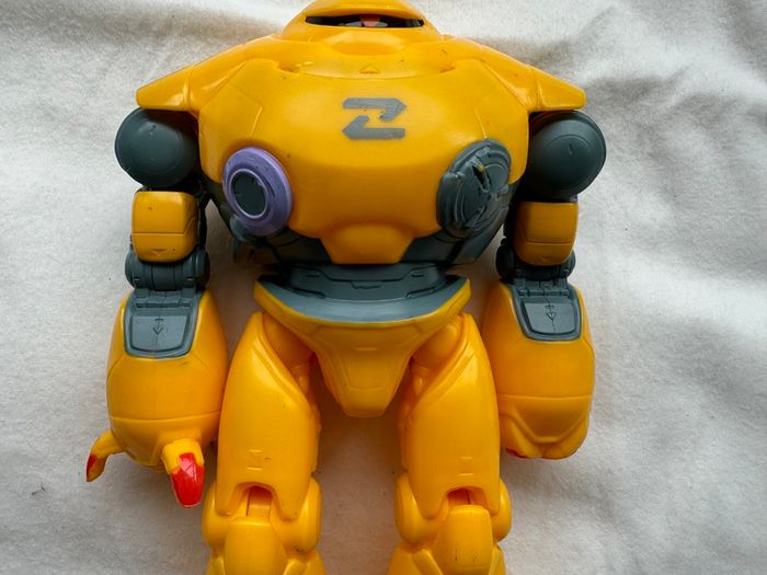 Lightyear Battle Equipped Zyclops Space Robot Action Figure Disney Pixar Used Please look at the pictures