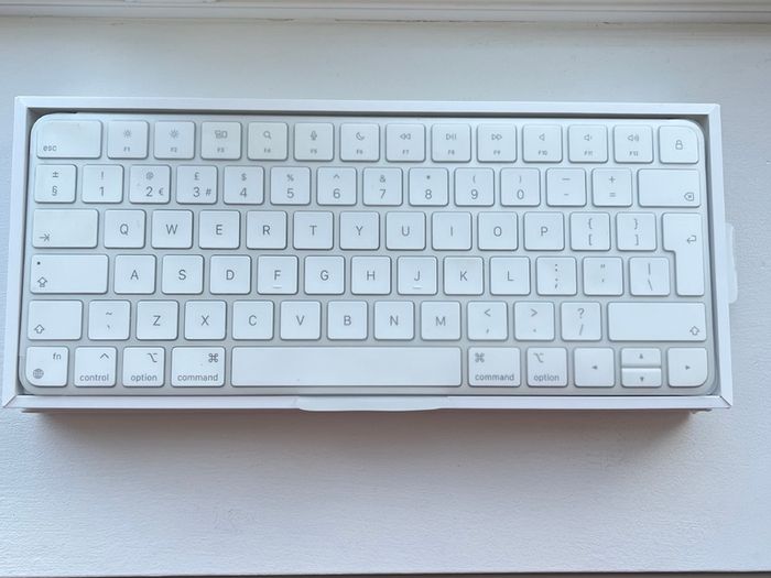 Official Apple Magic Keyboard (Wireless / Bluetooth)