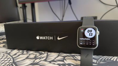 Apple Watch Series 6 Nike 44mm GPS Silver + Box + 3 Bands - Good Condition