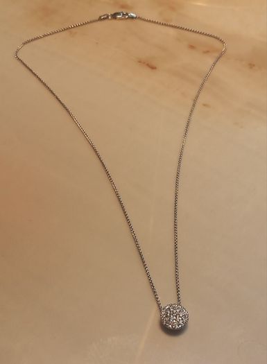 Beautiful diamond pendant 18ct white gold 19 round brilliant cut diamonds 2g, D18 free reg post