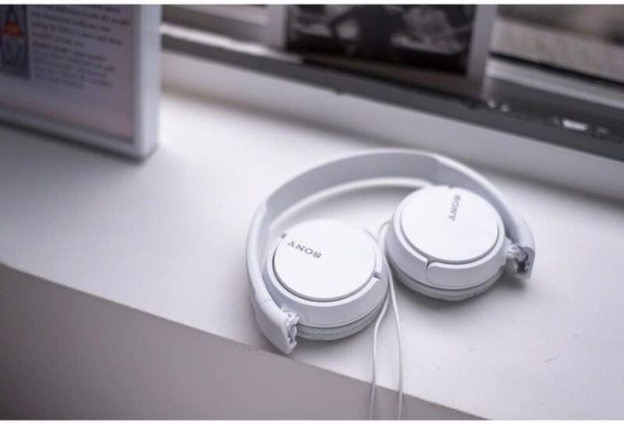 Sony MDR-ZX110AP Wired Overhead Headphones with Microphone, Neodymium Dynamic Drivers, Swivel Fold Design - White