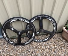HED 3-spoke carbon wheels shimano 11 speed cassette