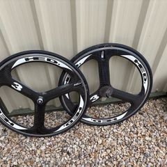 HED 3-spoke carbon wheels shimano 11 speed cassette
