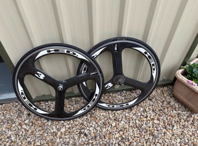 HED 3-spoke carbon wheels shimano 11 speed cassette