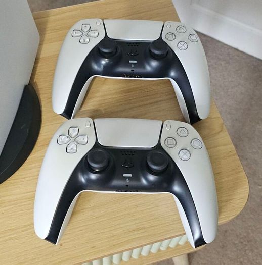 Playstation 5 (PS5) +2 controllers