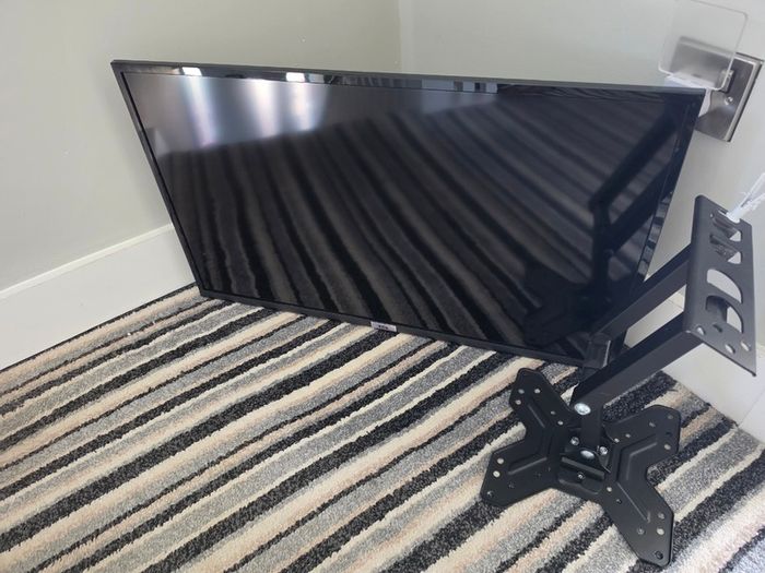 32" TCL TV + Wall Mount (VESA) - Fully Working