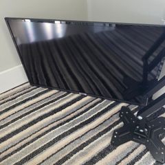 32" TCL TV + Wall Mount (VESA) - Fully Working