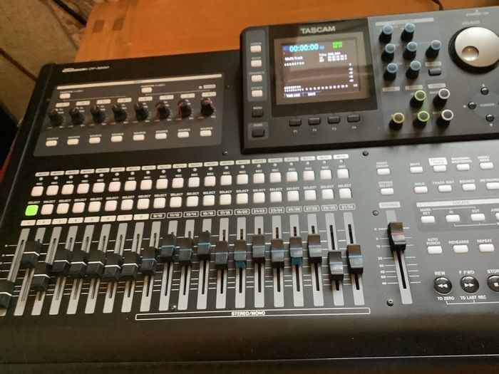 TASCAM DP-32-SD   32 track digital recorder
