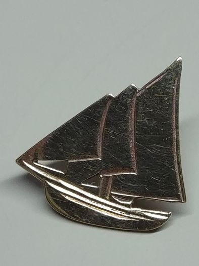 Vintage Fully Hallmarked Dublin 9ct Gold Sailing Boat Pin