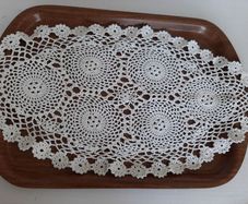 vintage retro tray with large doilies +2 small