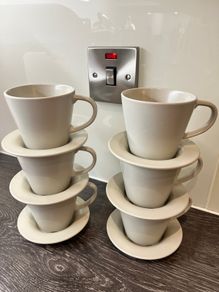 6x tea cups and saucers